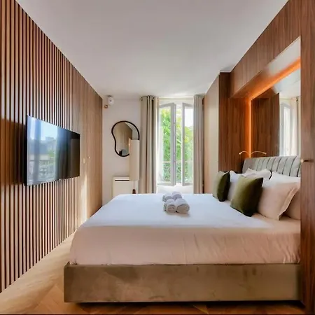 De Luxe Pres Des Champs Elysees Paris